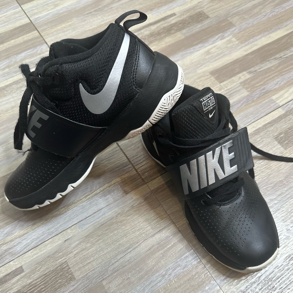Nike Team Hustle D8 Black Basketball Shoes, Size 6Y - Picture 2 of 15